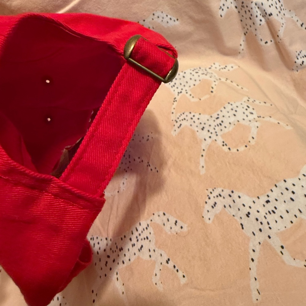 Red Cap with Embroidered Text Kanye - Picture 4 of 4